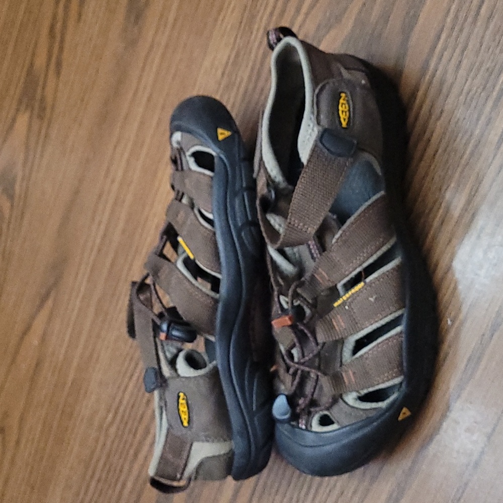 LIKE NEW KEEN SANDALS. SZ 5